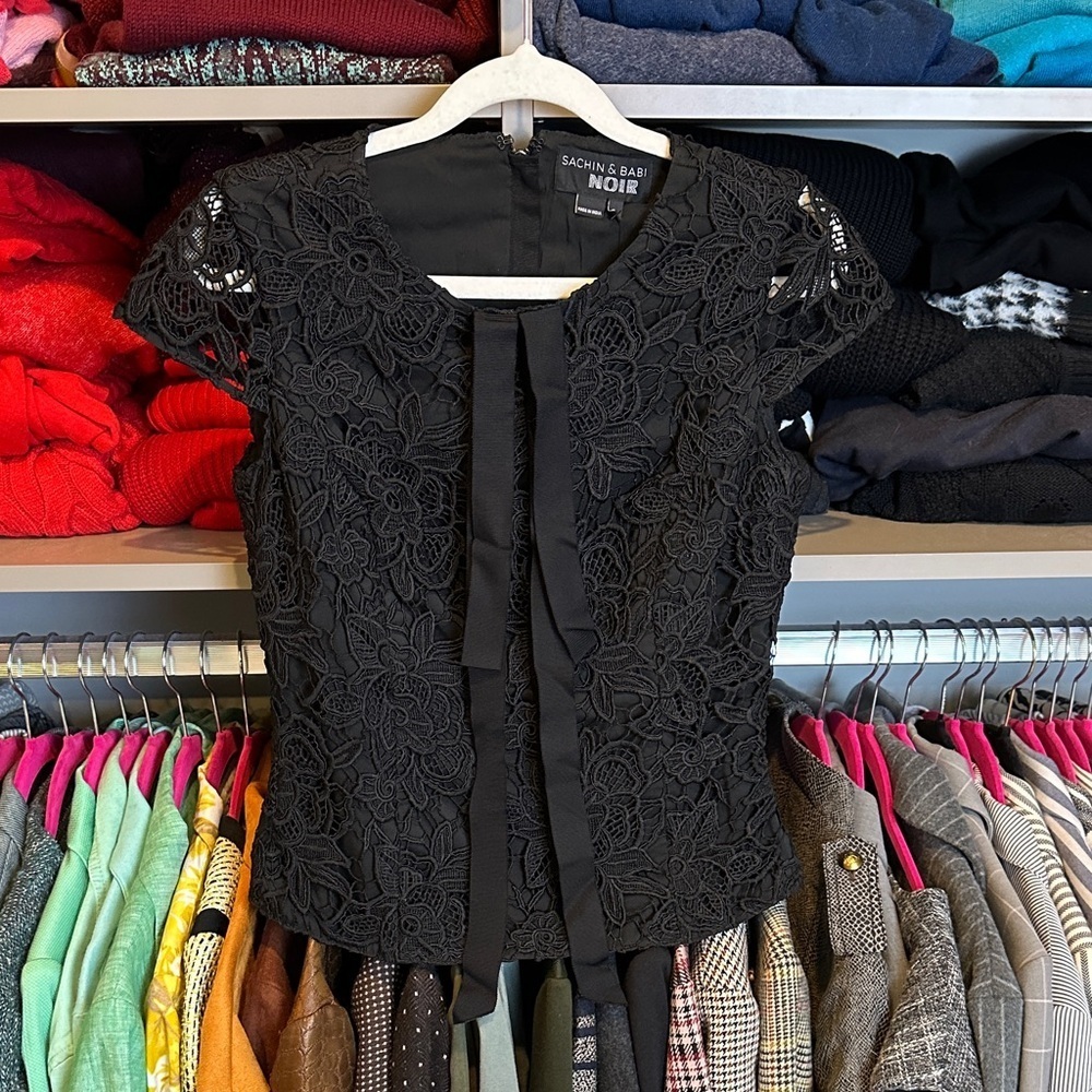Sachin & Babi Noir black embroidered cap sleeve ribbon detail top size 2